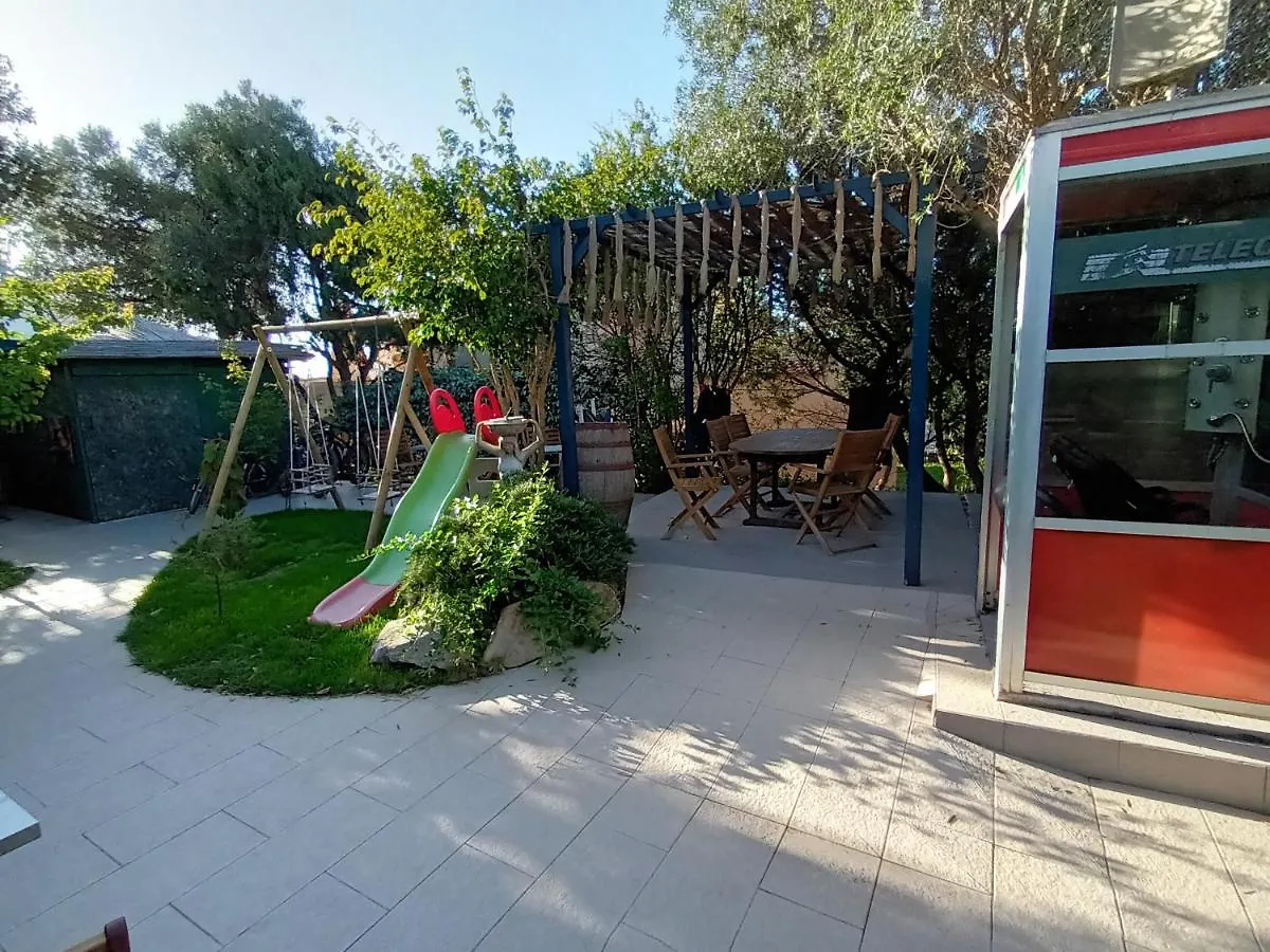 Portopollo Surfhouse Barrabisa Bed & Breakfast